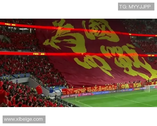 球迷齐声高唱国歌全场共鸣激昂震撼人心画面深刻留存 球迷齐声高唱国歌全场共鸣激昂震撼人心画面深刻留存