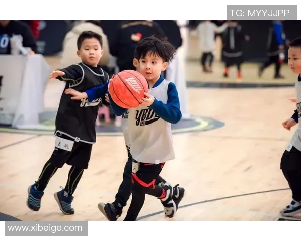 镜头捕捉：篮球八卦赛场小动作引发热议